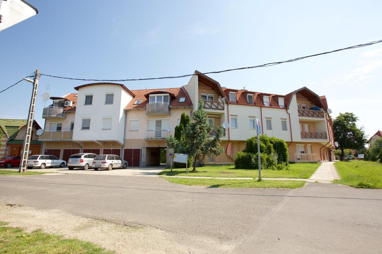 Zoli Apartmanok-Timi Koelcsey 34-36 Hajduszoboszlo Exterior photo